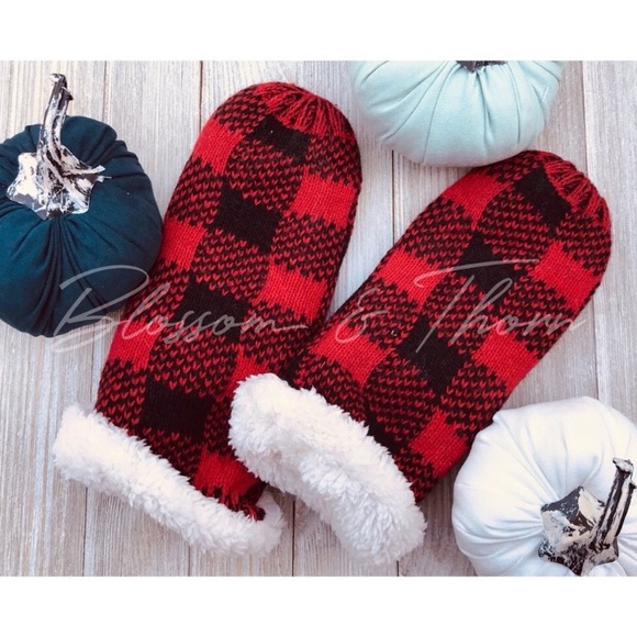 Blossom & Thorn Accessories - ♥️Buffalo Check Sherpa Lined Mittens♥️